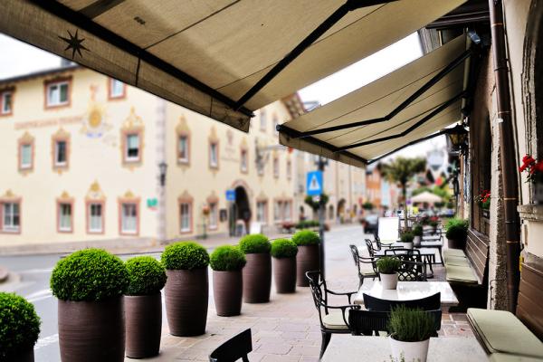 7 Benefits of a Commercial Retractable Awning
